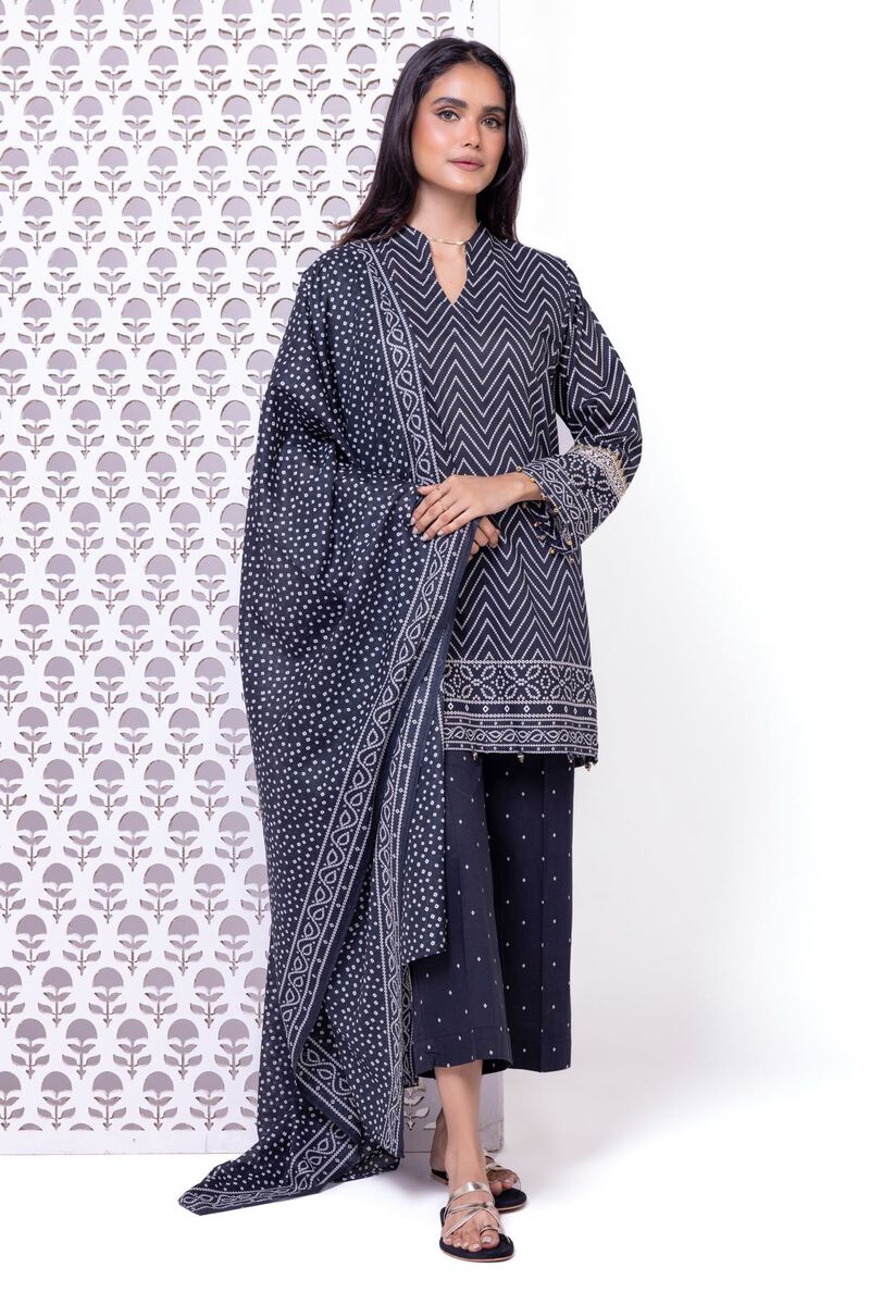 https://uae.khaadi.com/dw/image/v2/BJTG_PRD/on/demandware.static/-/Sites-khaadi-master-catalog/default/dw128b439b/images/hi-res/ees24592b_black_1.jpg?sw=800&sh=1200