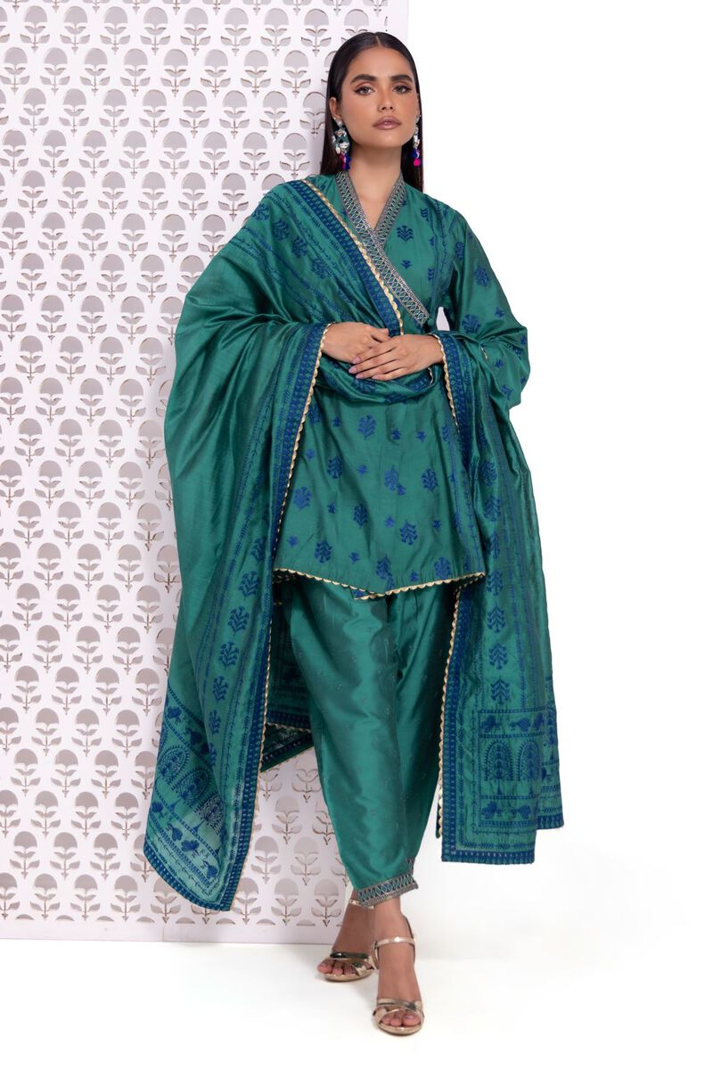 https://uae.khaadi.com/dw/image/v2/BJTG_PRD/on/demandware.static/-/Sites-khaadi-master-catalog/default/dw66f35016/images/hi-res/est24515s_green_1.jpg?sw=800&sh=1200