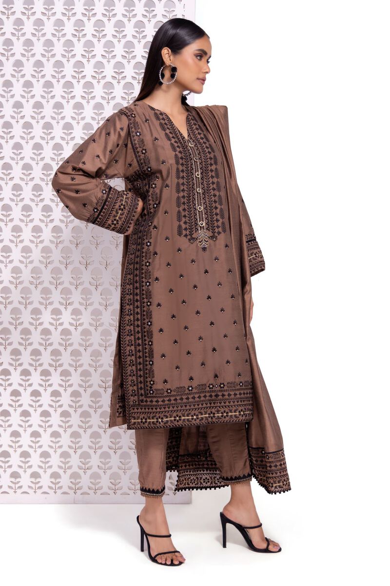 https://uae.khaadi.com/dw/image/v2/BJTG_PRD/on/demandware.static/-/Sites-khaadi-master-catalog/default/dw8cc760c2/images/hi-res/esb24510_beige_1.jpg?sw=800&sh=1200