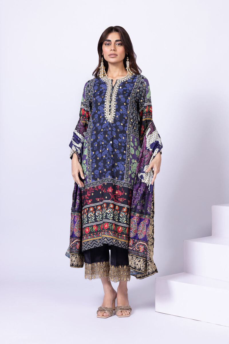 https://uae.khaadi.com/dw/image/v2/BJTG_PRD/on/demandware.static/-/Sites-khaadi-master-catalog/default/dwd12ccc21/images/hi-res/est24559a_black_1.jpg?sw=800&sh=1200