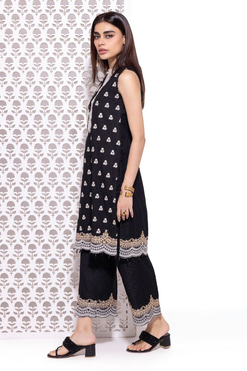 https://uae.khaadi.com/dw/image/v2/BJTG_PRD/on/demandware.static/-/Sites-khaadi-master-catalog/default/dwd1d56ee1/images/hi-res/esb24243_black_1.jpg?sw=800&sh=1200