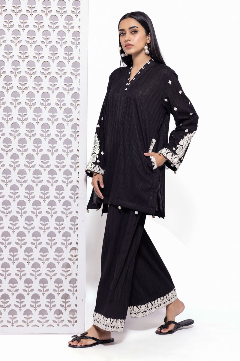 https://uae.khaadi.com/dw/image/v2/BJTG_PRD/on/demandware.static/-/Sites-khaadi-master-catalog/default/dwe7299d4b/images/hi-res/eeb24535a_black_1.jpg?sw=800&sh=1200