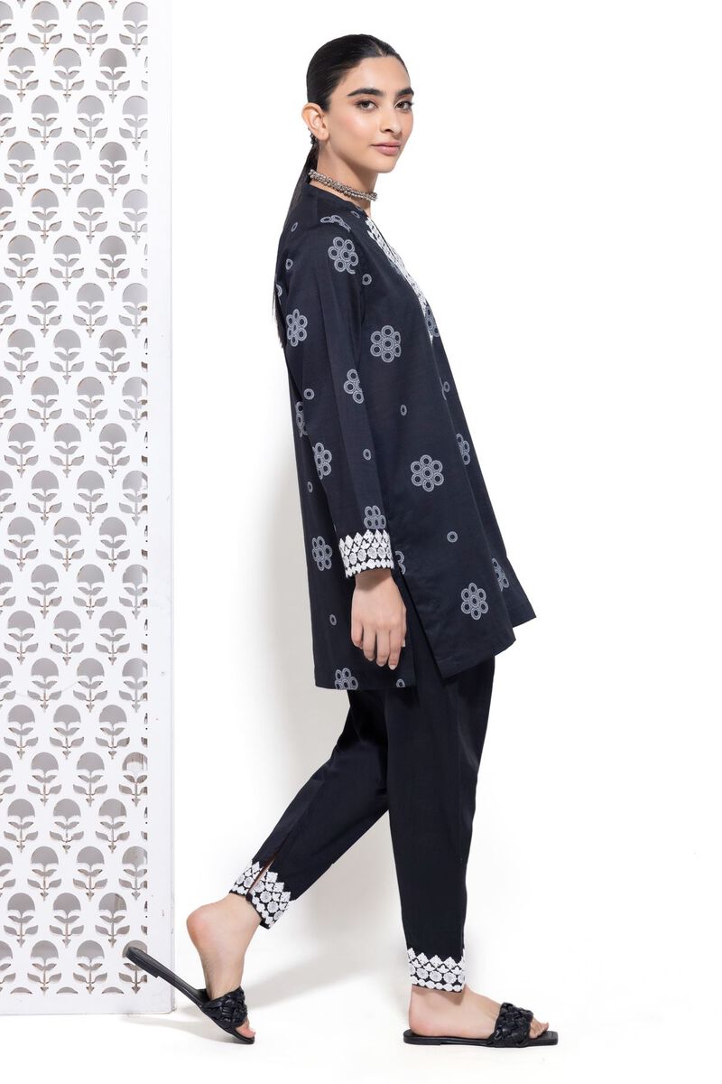 https://uae.khaadi.com/dw/image/v2/BJTG_PRD/on/demandware.static/-/Sites-khaadi-master-catalog/default/dwf1115733/images/hi-res/eeb24563a_black_1.jpg?sw=800&sh=1200