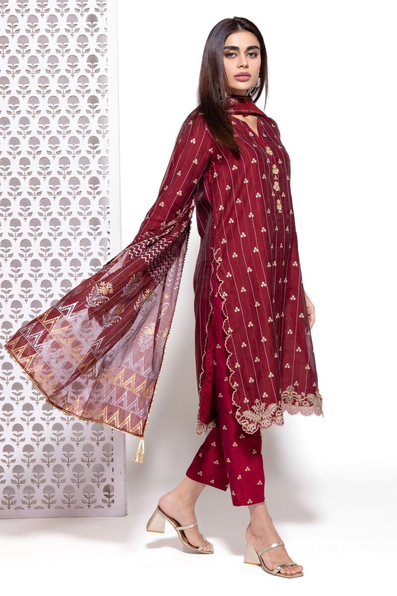 https://uae.khaadi.com/dw/image/v2/BJTG_PRD/on/demandware.static/-/Sites-khaadi-master-catalog/default/dwf44c7a69/images/hi-res/esb24237_maroon_1.jpg?sw=800&sh=1200