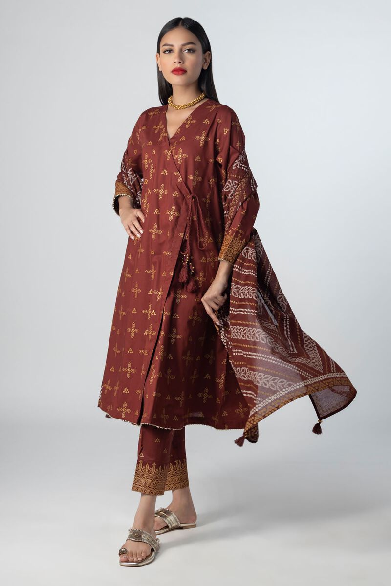 https://uae.khaadi.com/dw/image/v2/BJTG_PRD/on/demandware.static/-/Sites-khaadi-master-catalog/default/dwf90b209c/images/hi-res/eeb24331_maroon_1.jpg?sw=800&sh=1200